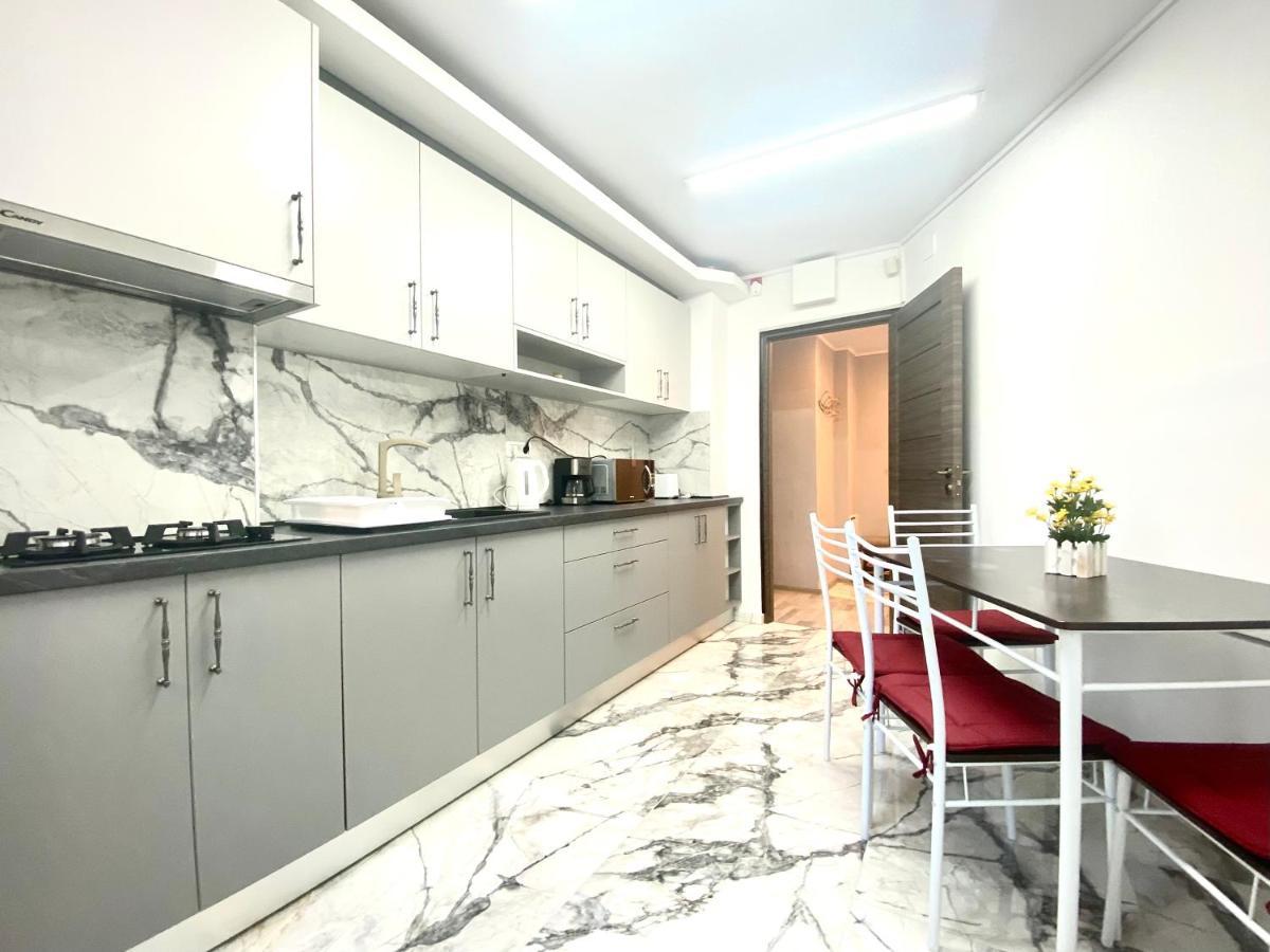 Large Apartment In Ultra-Central Location Brașov Exterior foto